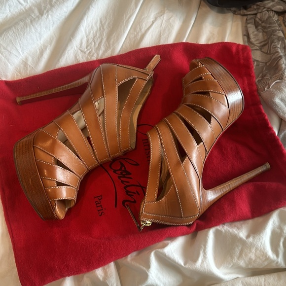 Authentic Christian Louboutin Pique Crie 140 Strappy Tan Ankle Booties size 37 - Picture 8 of 10